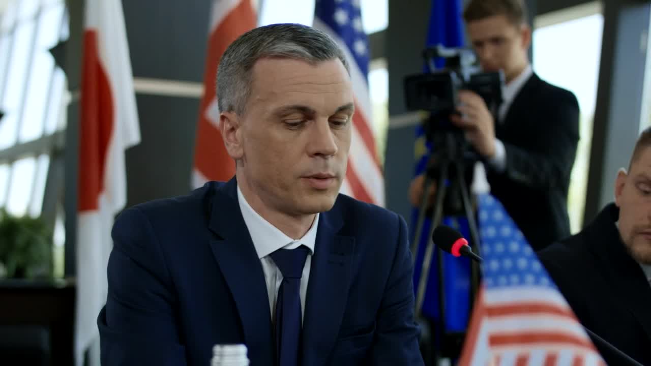 Free Video Stock Spokesman Talking In A Conference Live Wallpaper