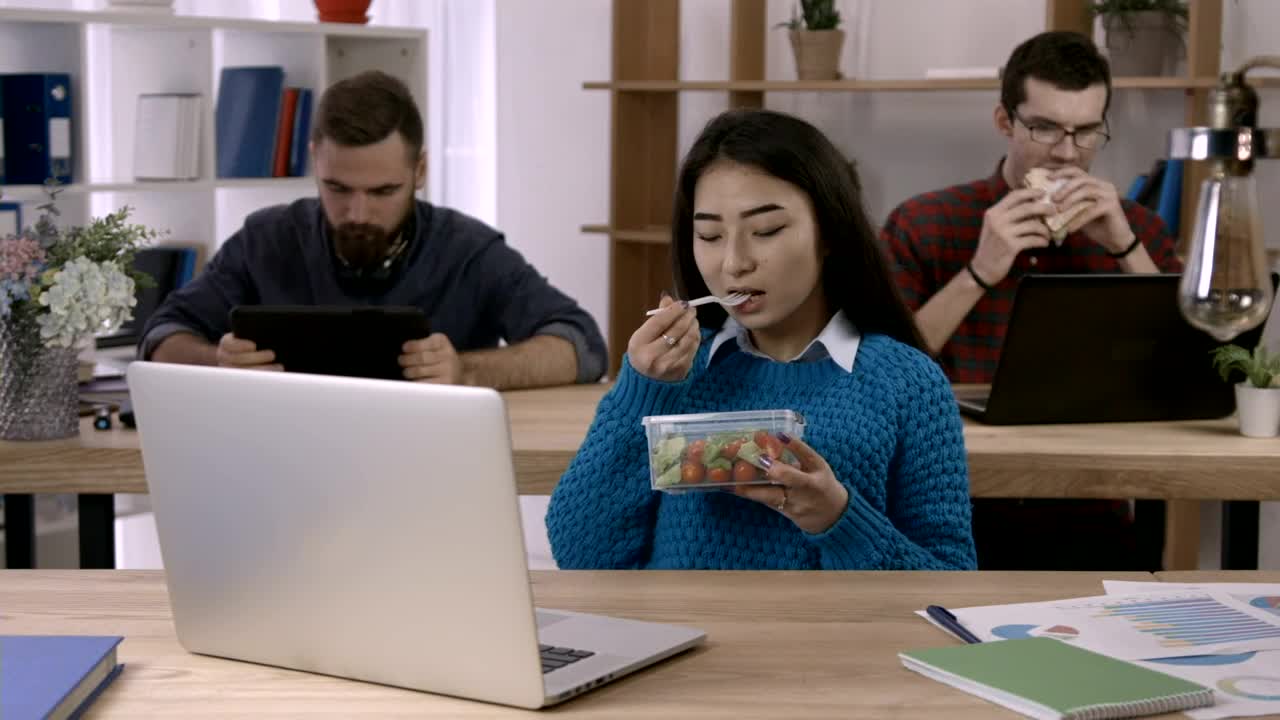 Free Video Stock Staff Eating At Their Desk Live Wallpaper