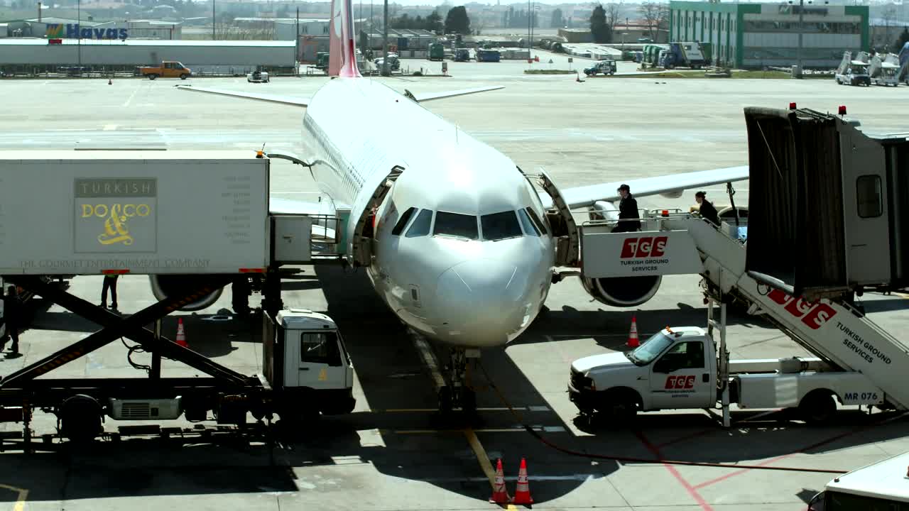 Free Video Stock Staff Preparing Passenger Plane For Take Off Live Wallpaper