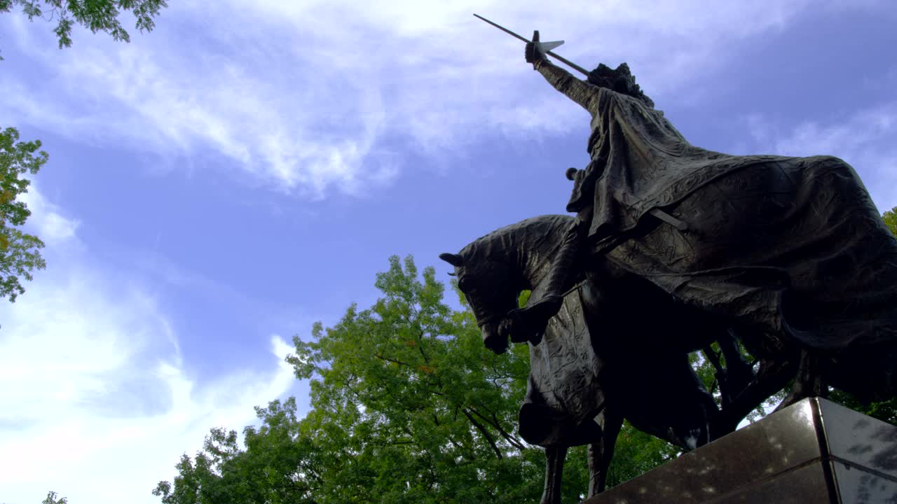 Free Video Stock Statue Against A Blue Sky Live Wallpaper