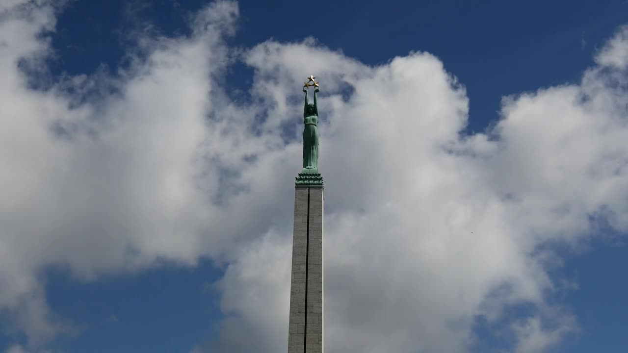 Free Video Stock Statue Below The Clouds Live Wallpaper