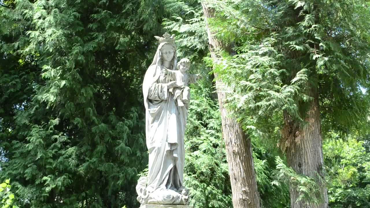 Free Video Stock Statue Of A Woman And Infant In A Graveyard Live Wallpaper