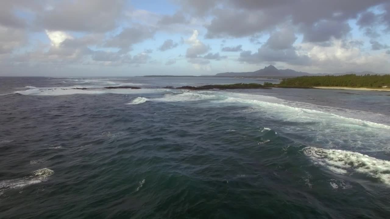 Free Video Stock Storm Heading Towards An Island Live Wallpaper