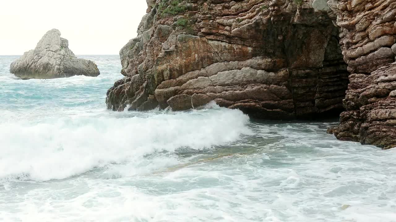 Free Video Stock Stormy Sea Breaking Its Waves On The Rocks Live Wallpaper