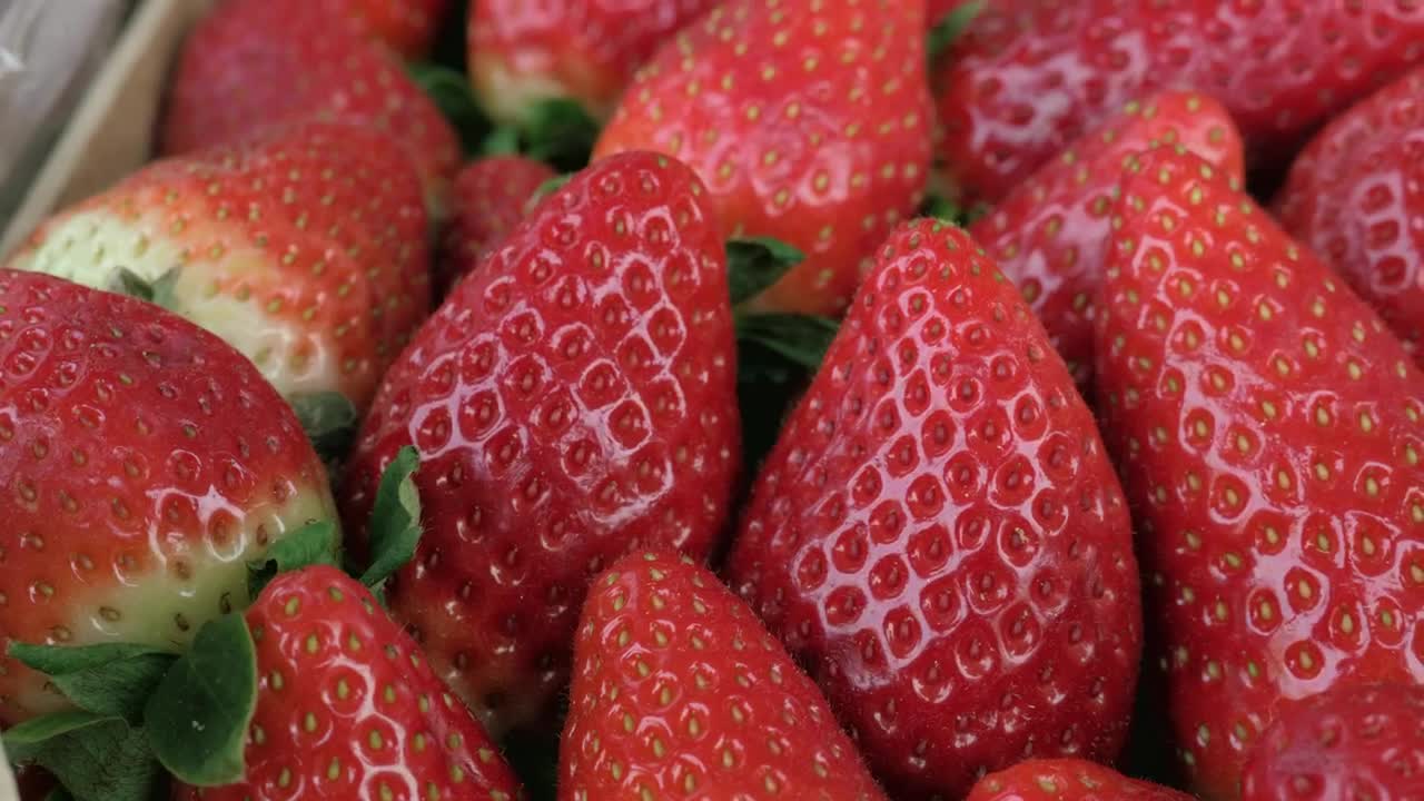 Free Video Stock Strawberries In A Market Tray Live Wallpaper
