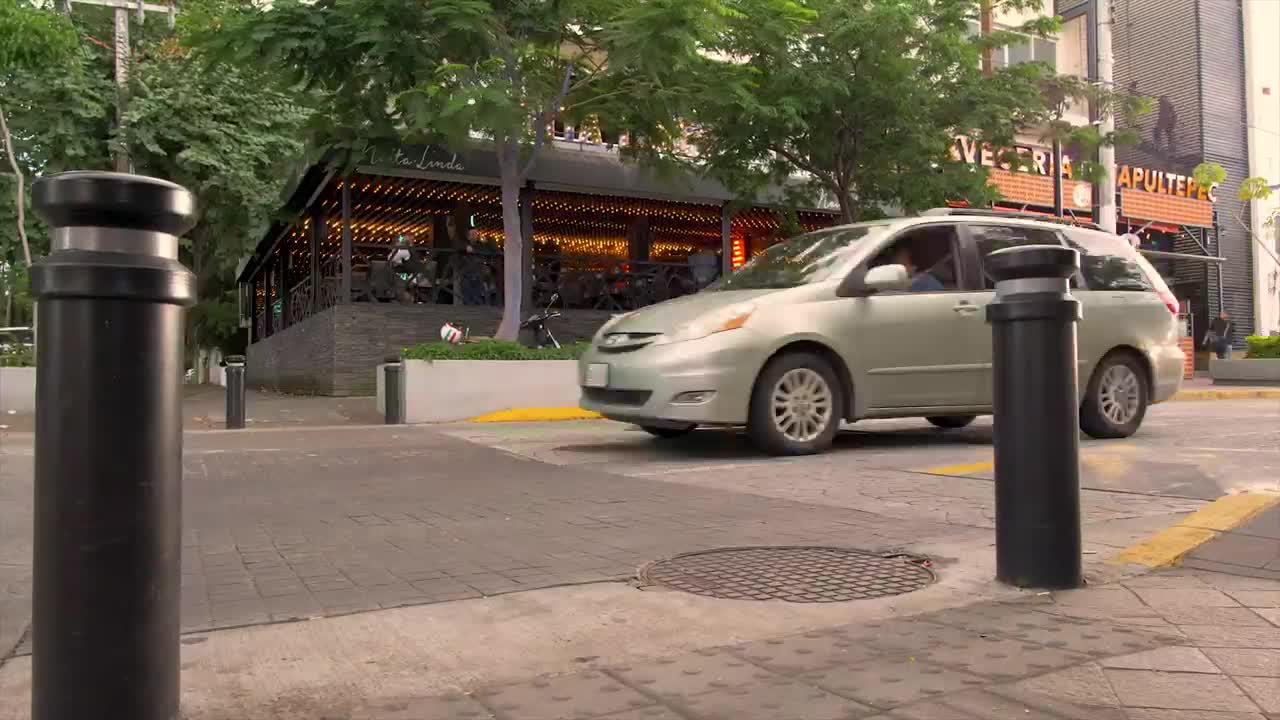 Free Video Stock Street Corner With Traffic Live Wallpaper