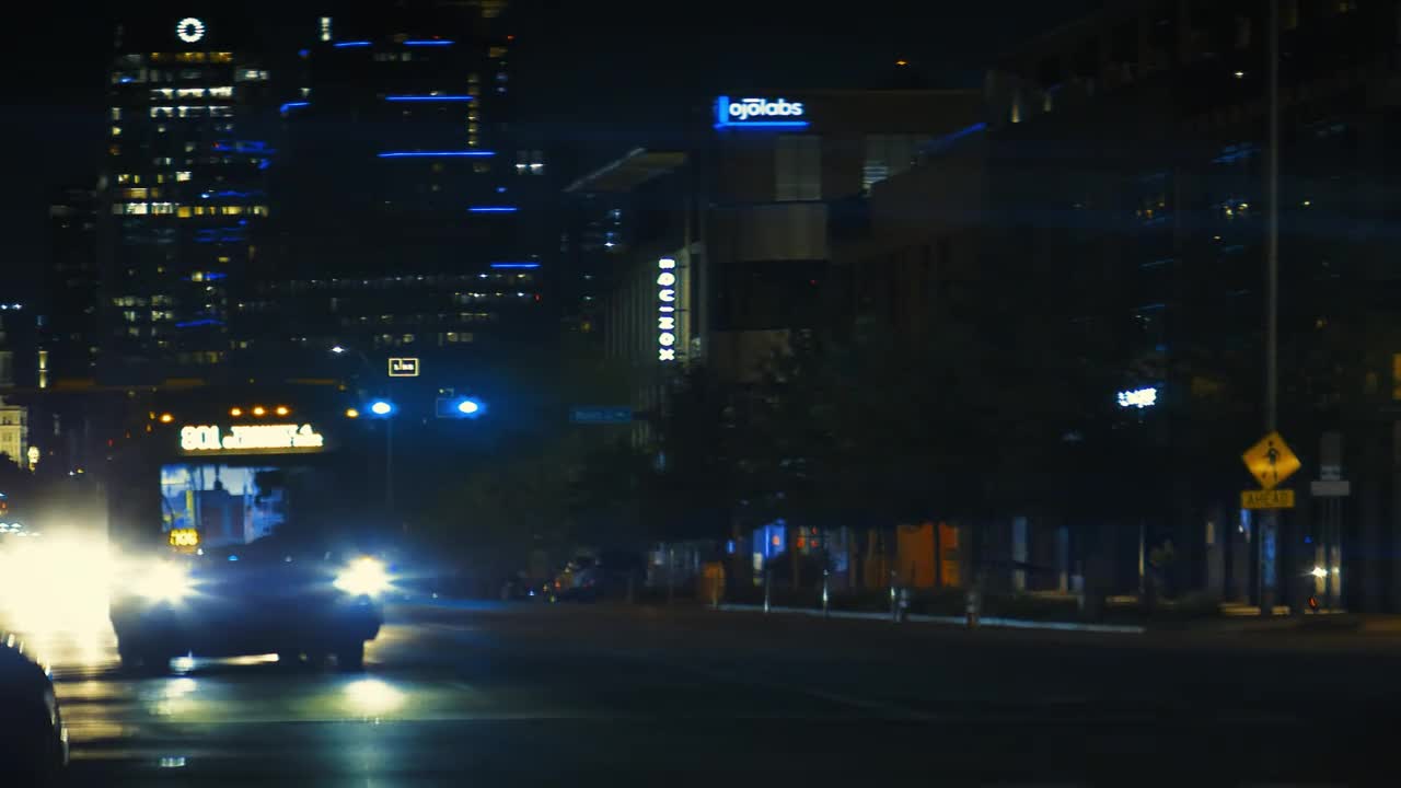 Free Video Stock Street Of A City At Night With Cars And A Live Wallpaper