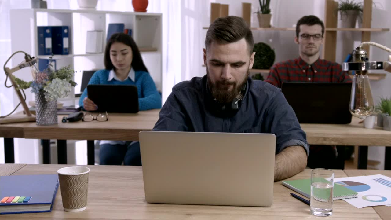 Free Video Stock Stressed Man At His Desk Live Wallpaper