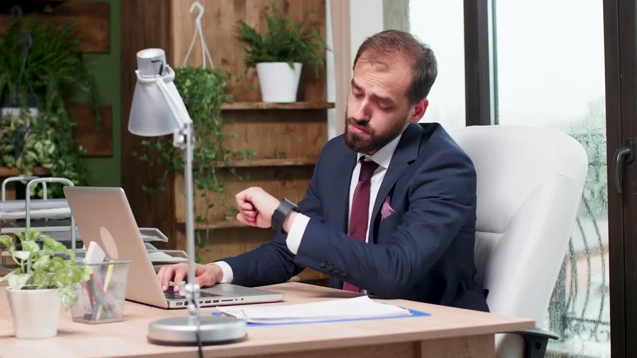 Free Video Stock Stressed Man In Suit Yawns And Types On Laptop Live Wallpaper