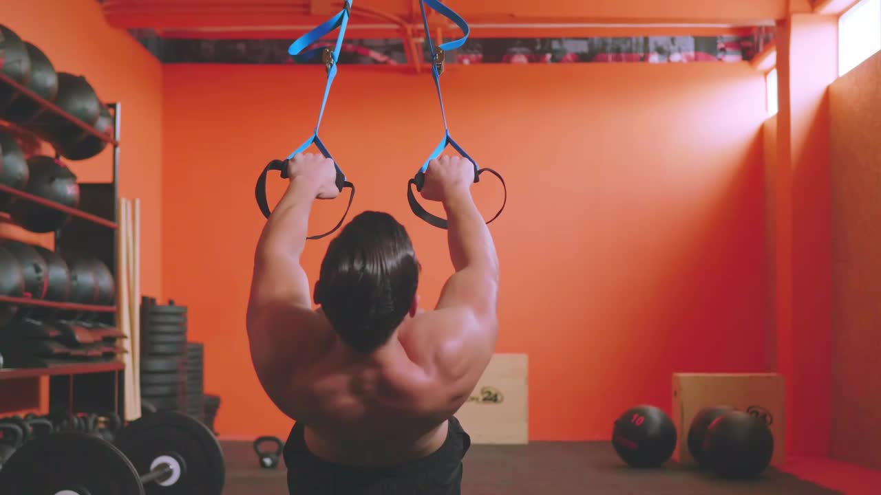 Free Video Stock Strong Man Doing Reps In A Gym Live Wallpaper