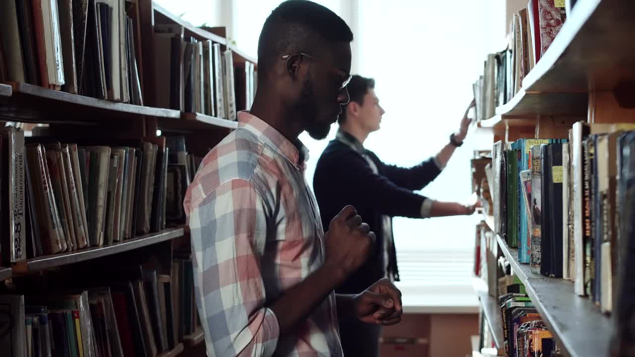 Free Video Stock Students In The Library Hallway Live Wallpaper