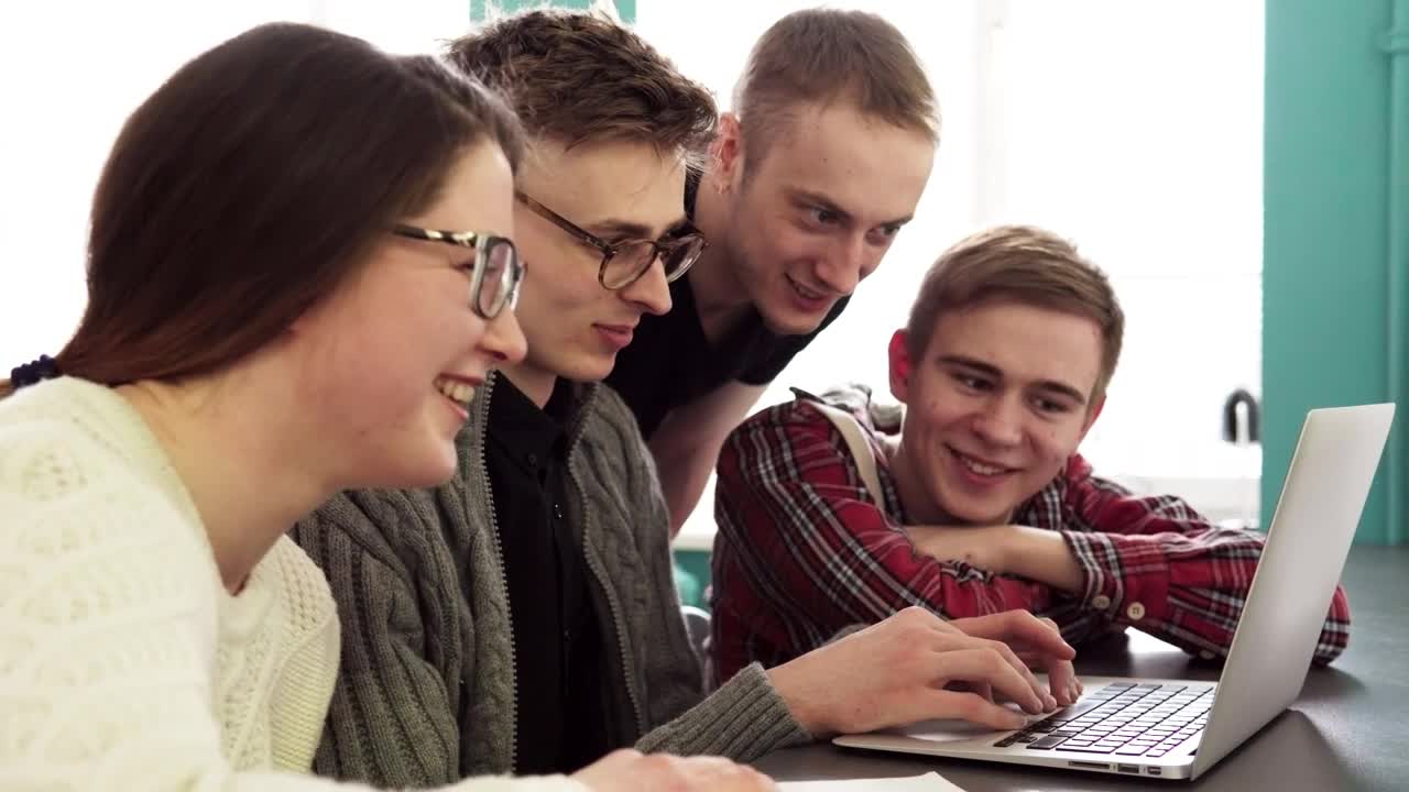 Free Video Stock Students Reading A Post On The Internet Live Wallpaper