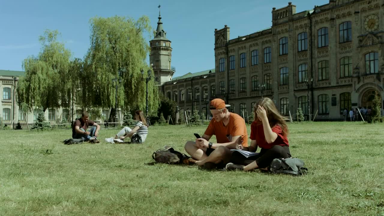 Free Video Stock Students Resting In A University Garden Live Wallpaper