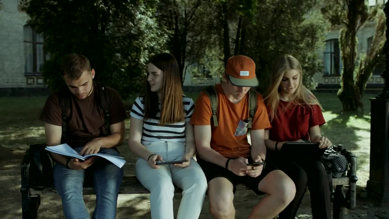 Free Video Stock Students Studying On A Bench Live Wallpaper