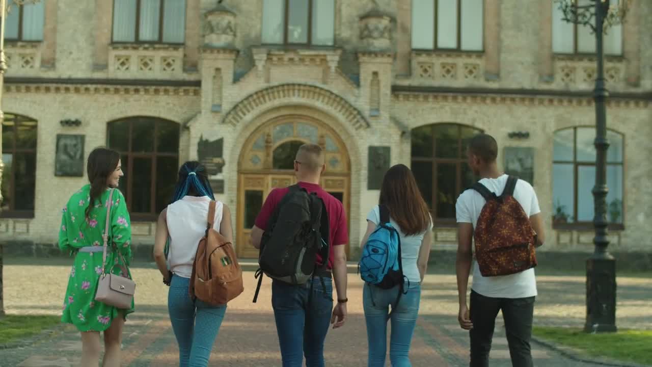 Free Video Stock Students Walking In A University Live Wallpaper