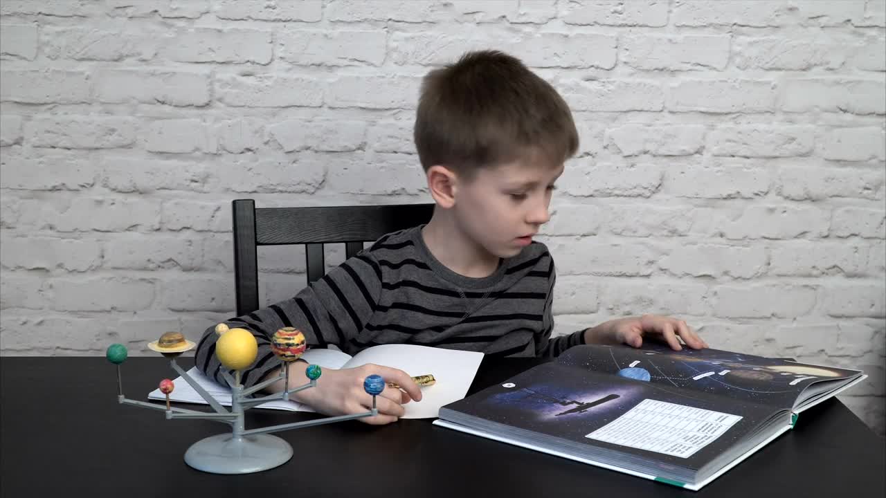 Free Video Stock Studying Astronomy Live Wallpaper