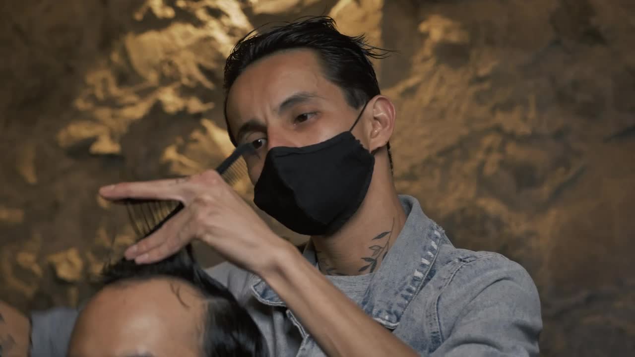 Free Video Stock Stylist Cutting Hair In A Barbershop Live Wallpaper