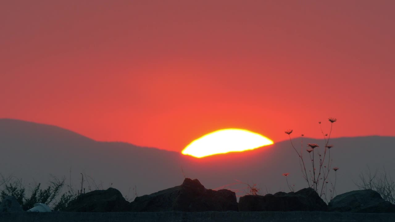 Free Video Stock Sun Going Down Behind Mountains Live Wallpaper