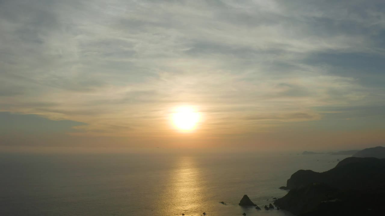 Free Video Stock Sun In The Sky During A Sunset At Sea Live Wallpaper