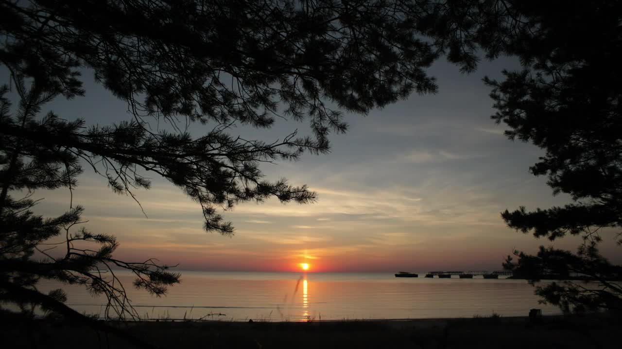 Free Video Stock Sun Setting On The Horizon At A Lake Live Wallpaper