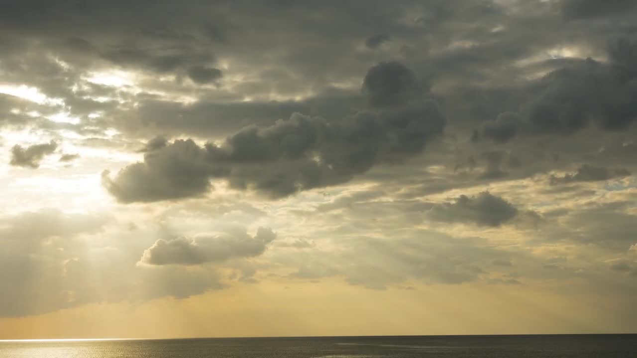 Free Video Stock Sunbeams Through The Clouds In The Sunset Live Wallpaper