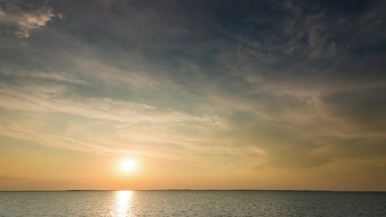 Free Video Stock Sunlight Reflected On A Cloudy Day Live Wallpaper