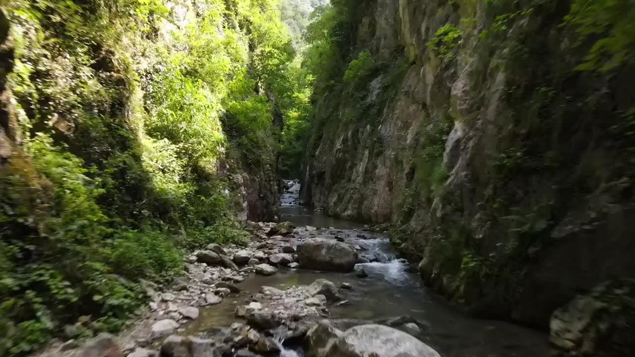 Free Video Stock travel between two mountains above a river Live Wallpaper