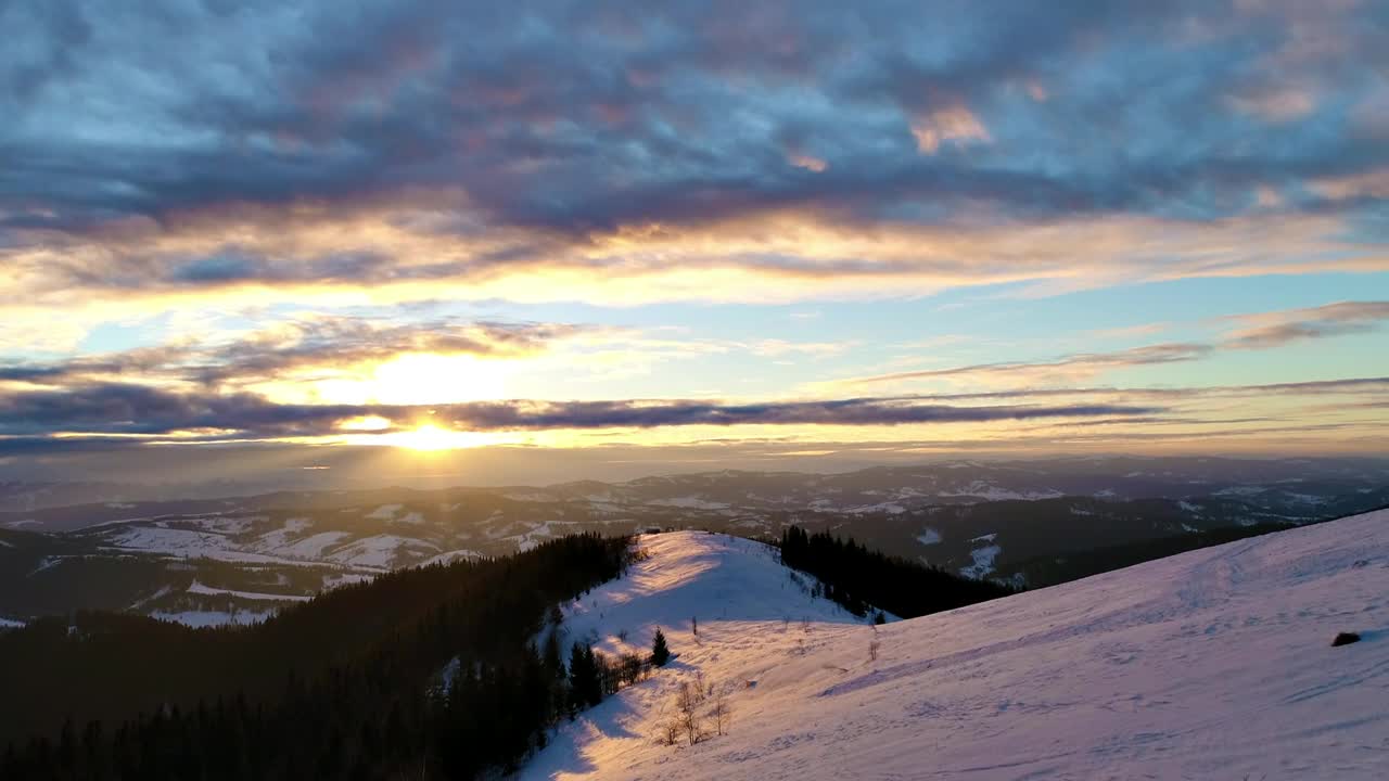 Free Video Stock sunrise in the background of a winter landscape on a Live Wallpaper