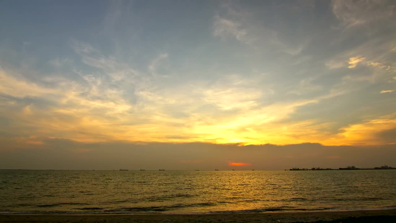 Free Video Stock sunset from the seashore Live Wallpaper