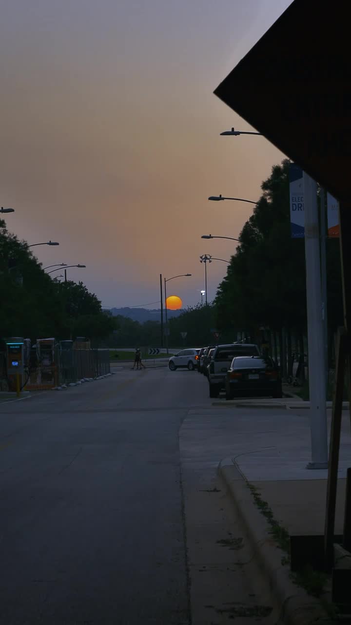 Free Video Stock sunset in the distance walking through the city Live Wallpaper