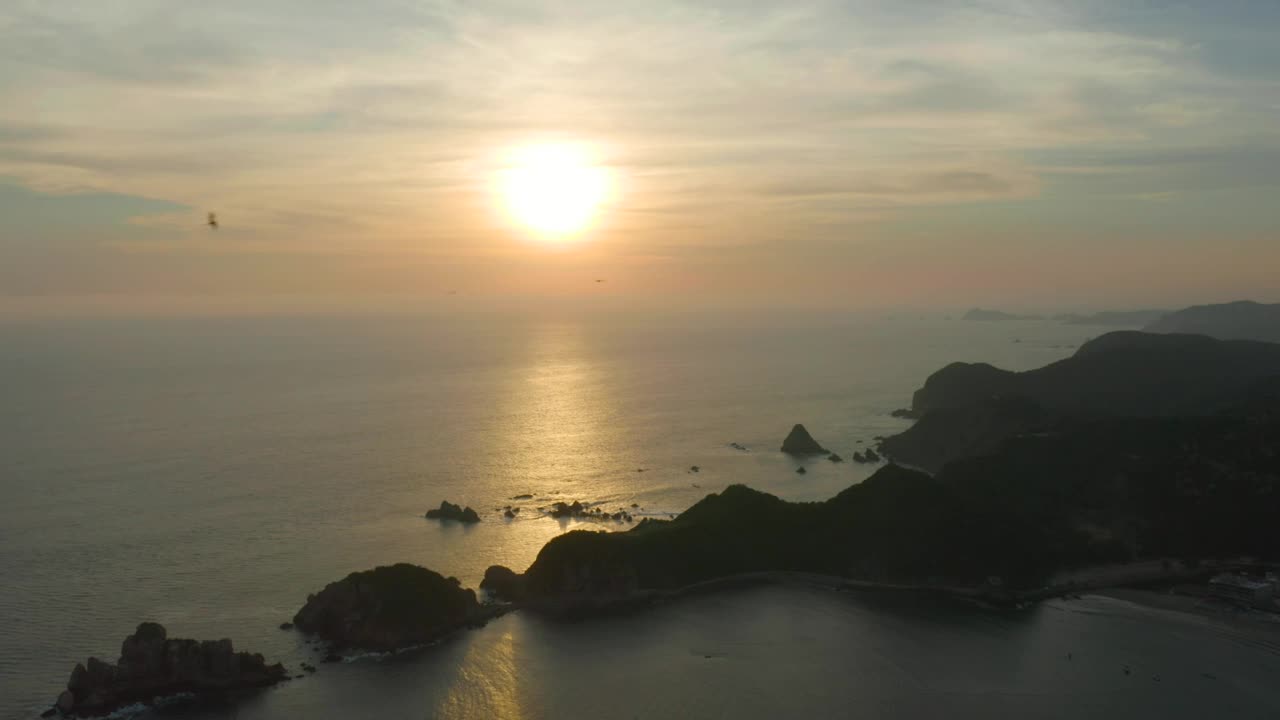 Free Video Stock sunset on the horizon of the sea from the coast Live Wallpaper