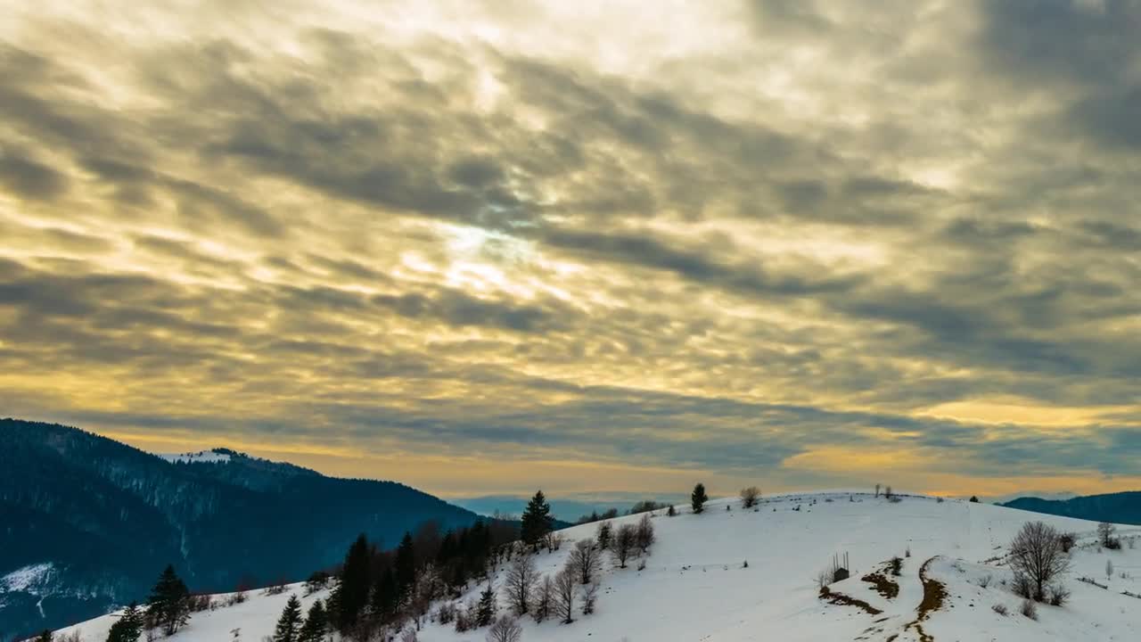 Free Video Stock sunset over a cloudy sky in a winter forest time lapse Live Wallpaper