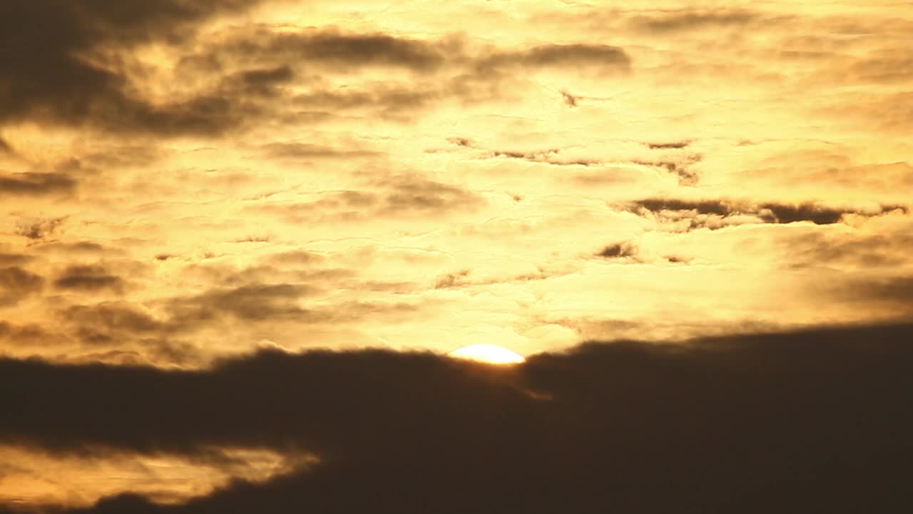 Free Video Stock sunshine breaking over the clouds Live Wallpaper
