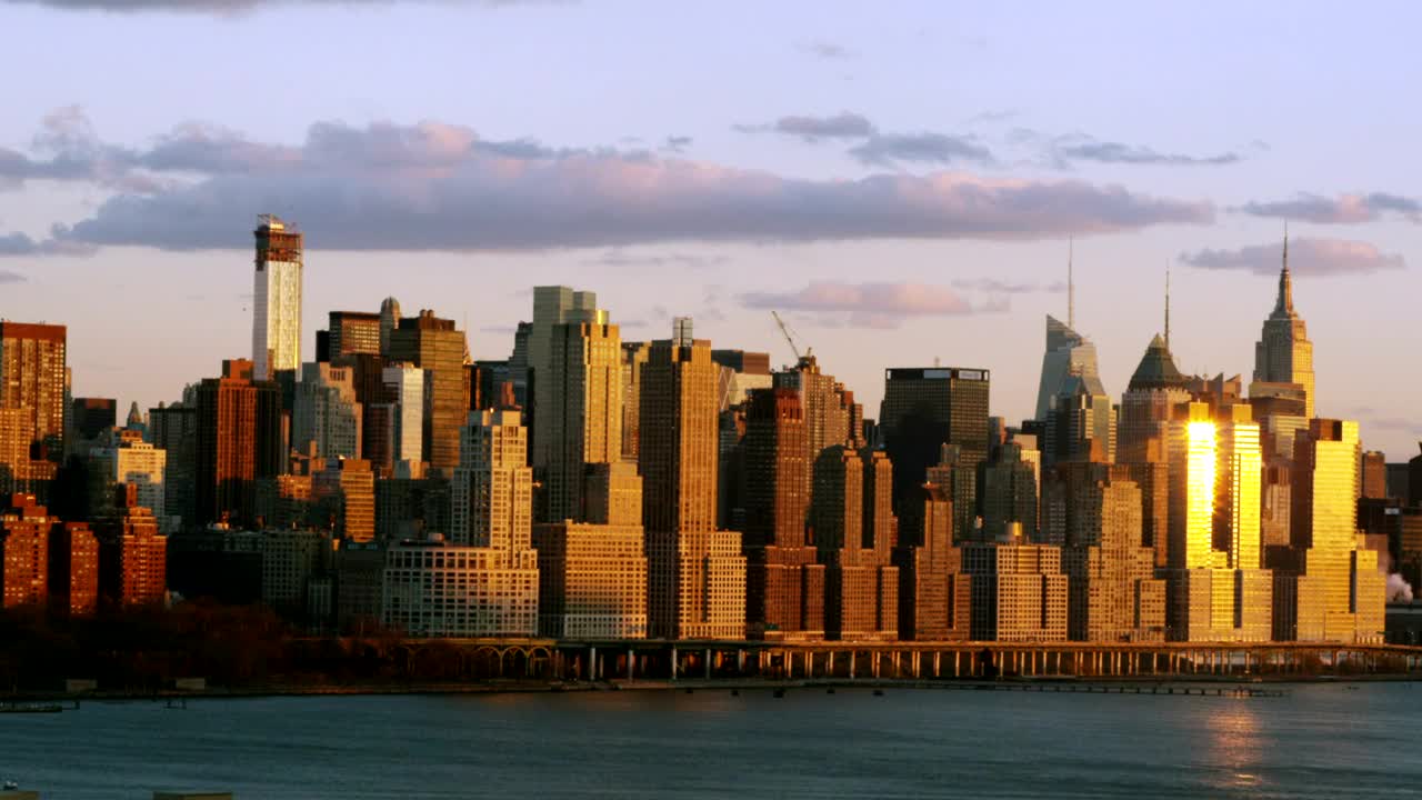 Free Video Stock sunshine reflecting on a skyscraper Live Wallpaper