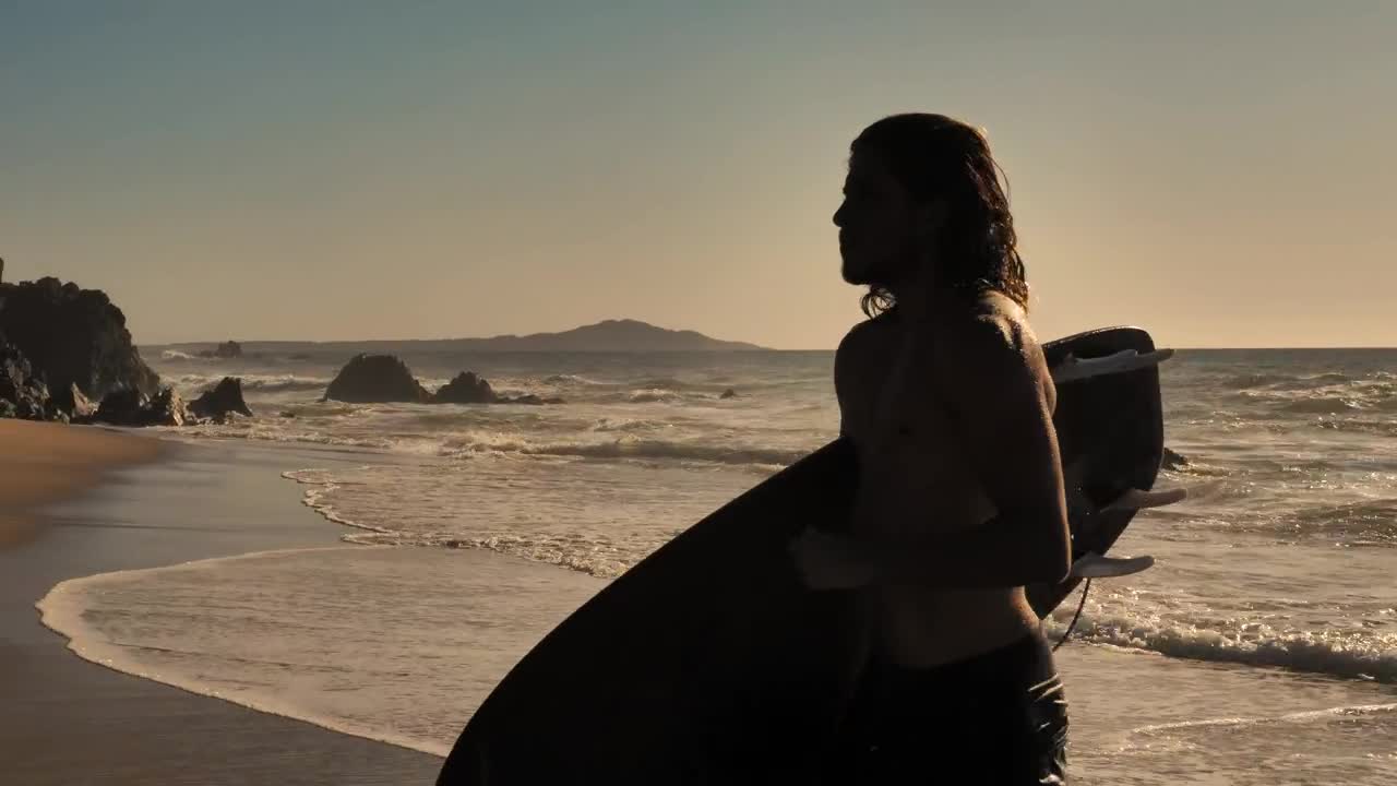 Free Video Stock surfer jogging on the beach with a board Live Wallpaper