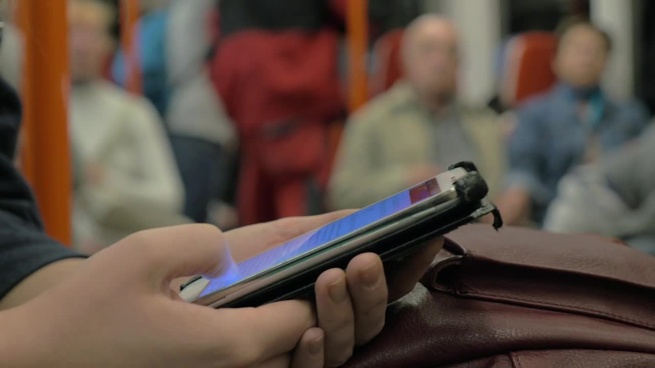 Free Video Stock surfing the internet while on a bus Live Wallpaper