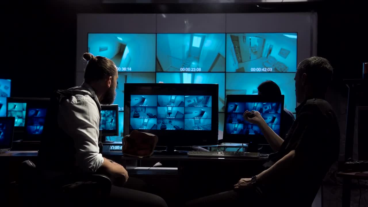 Free Video Stock surveillance team checking the cameras Live Wallpaper
