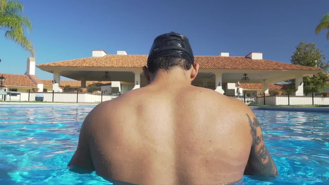 Free Video Stock swimmer in the pool seen from behind Live Wallpaper