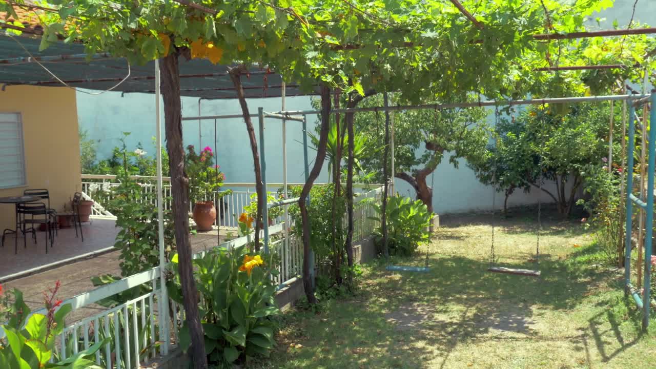 Free Video Stock swings moving in the breeze Live Wallpaper