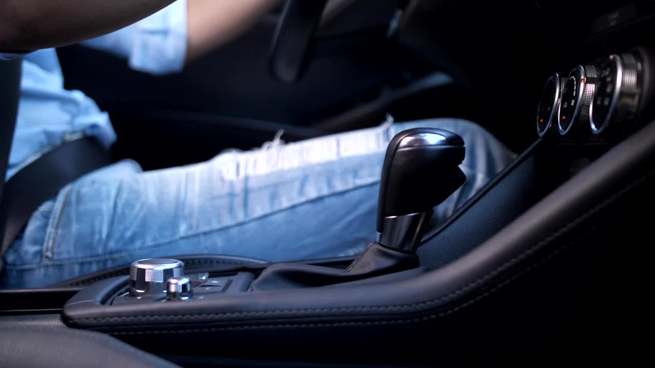 Free Video Stock switching gears in a modern car Live Wallpaper