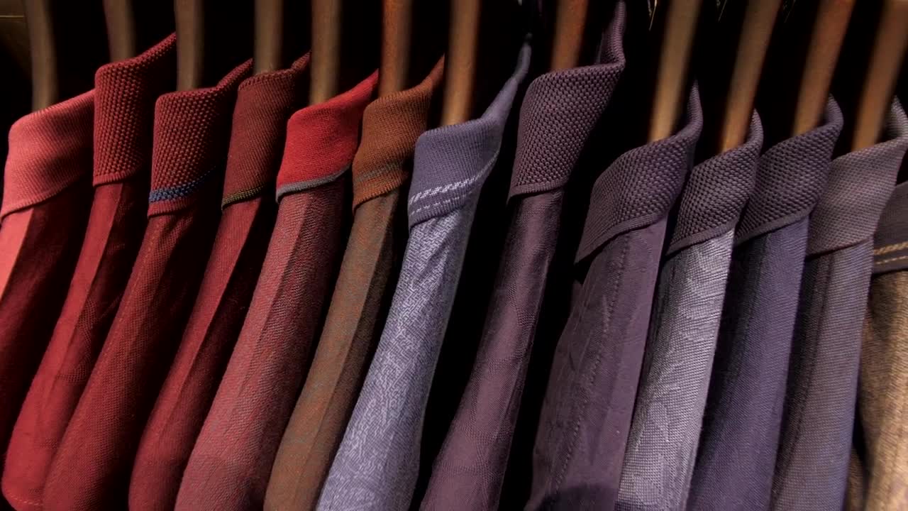 Free Video Stock t shirts on hangers at fashion store Live Wallpaper