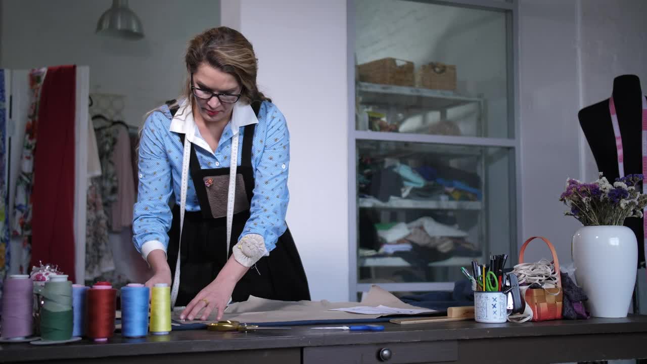 Free Video Stock tailor working with patterns Live Wallpaper