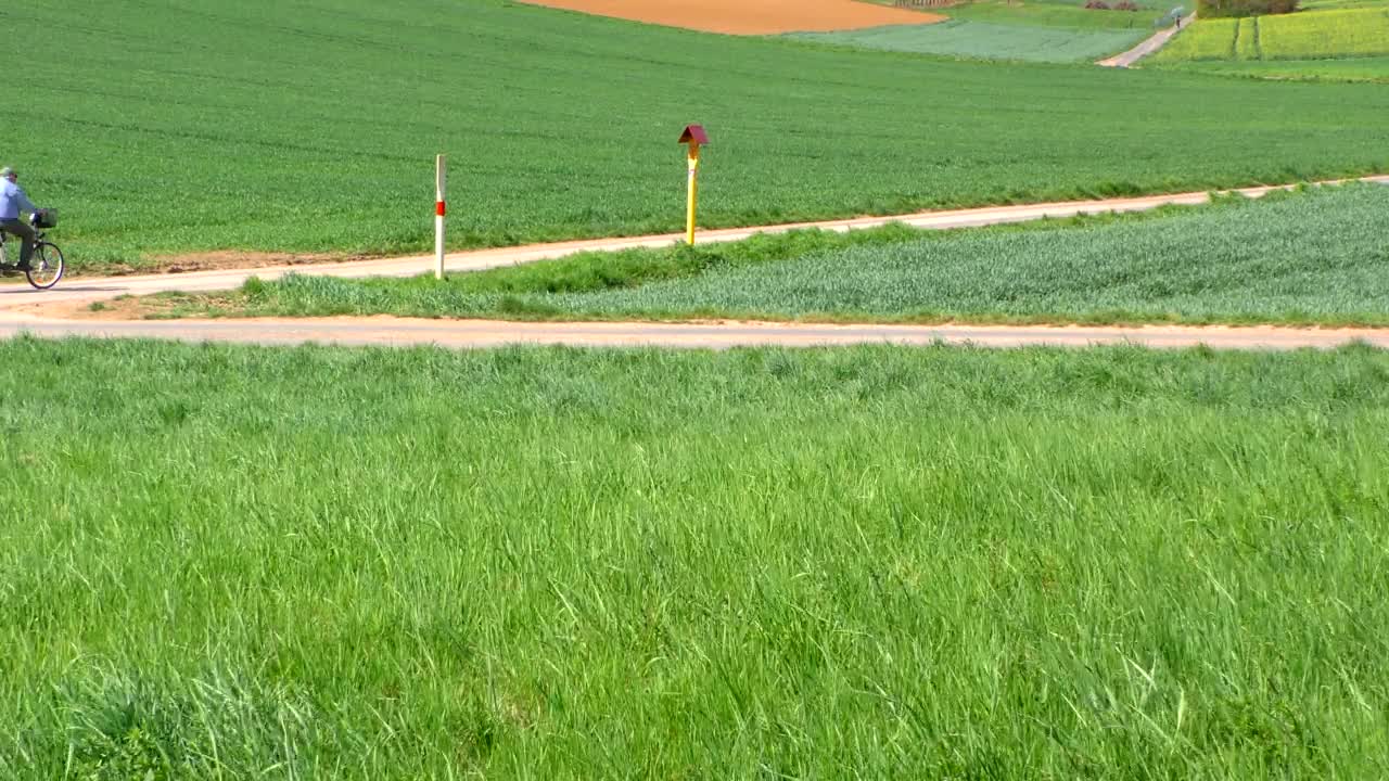 Free Video Stock taking a bike ride in the countryside Live Wallpaper