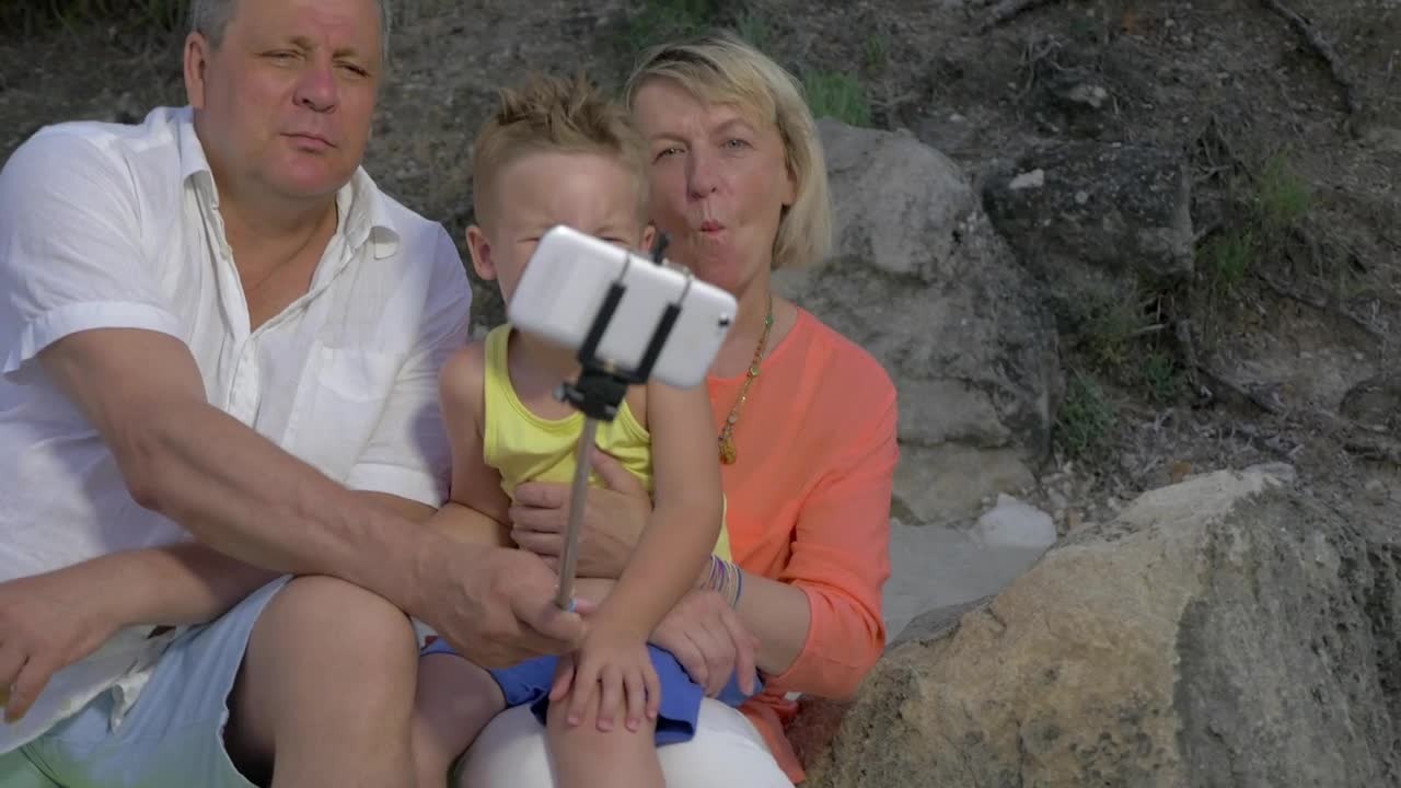 Free Video Stock taking a group photo on the beach Live Wallpaper