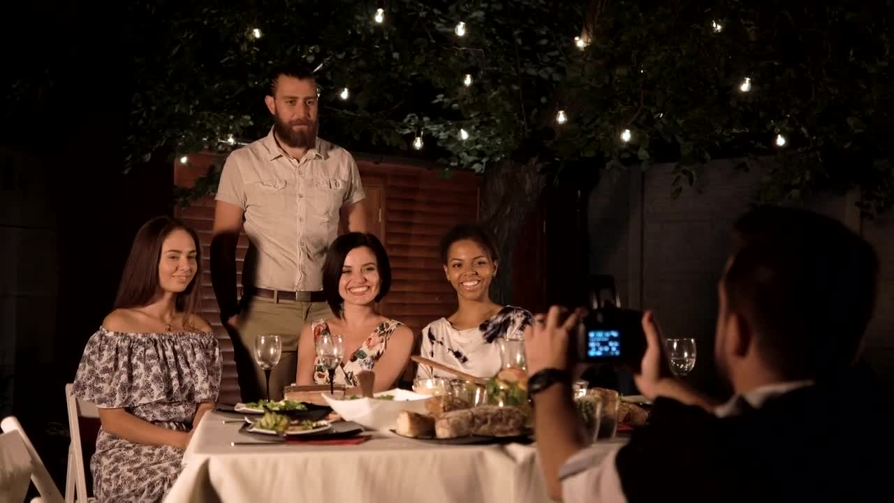 Free Video Stock taking a photo of friends in a reunion Live Wallpaper