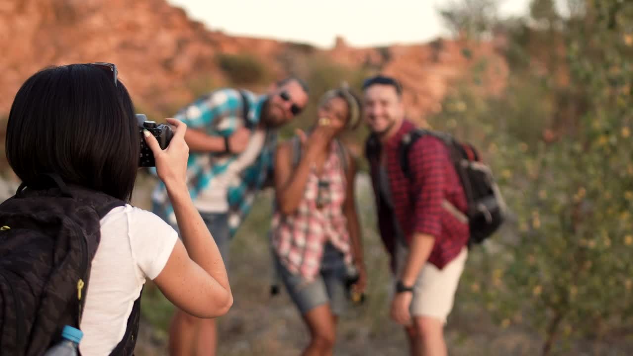Free Video Stock taking a photo of friends on vacations Live Wallpaper
