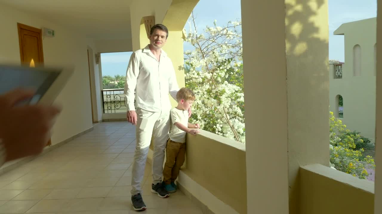 Free Video Stock taking a photo of her family Live Wallpaper