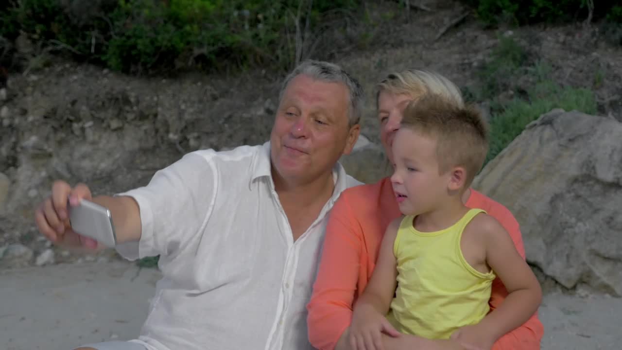 Free Video Stock taking a photo of their grandchild Live Wallpaper