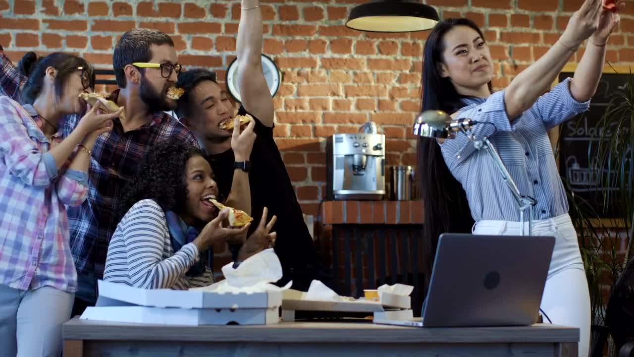 Free Video Stock taking a selfie eating pizza Live Wallpaper
