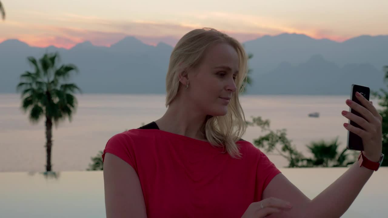 Free Video Stock taking a selfie in the evening light Live Wallpaper